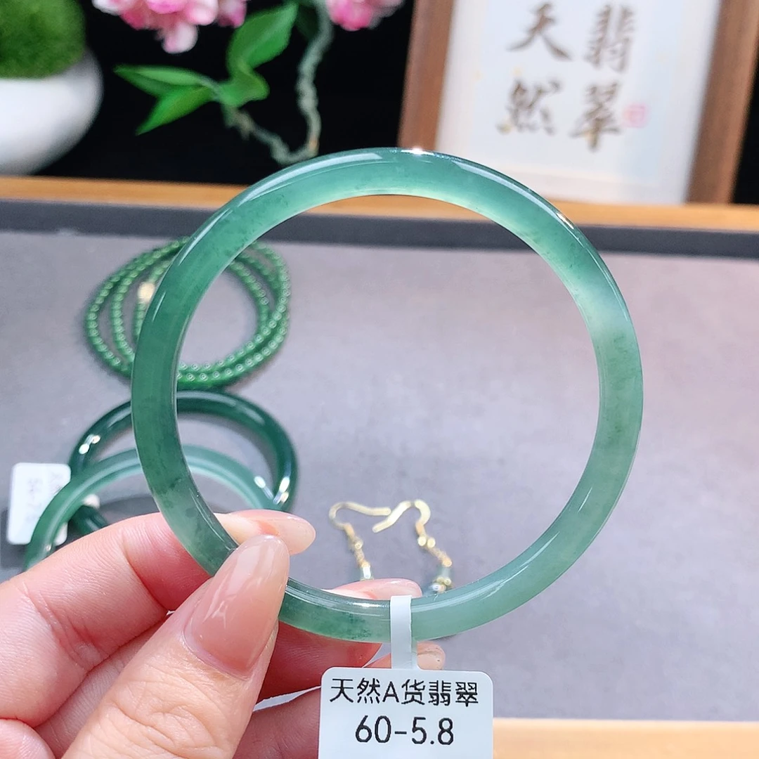 未镶嵌手镯（圆镯）翡翠