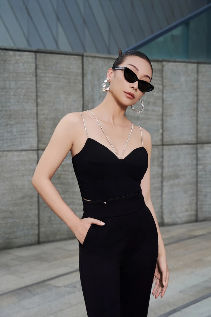 林静茜/钻链美背