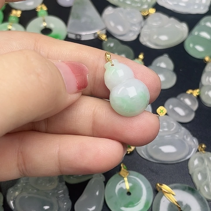 翡翠18K金镶嵌颈饰葫芦