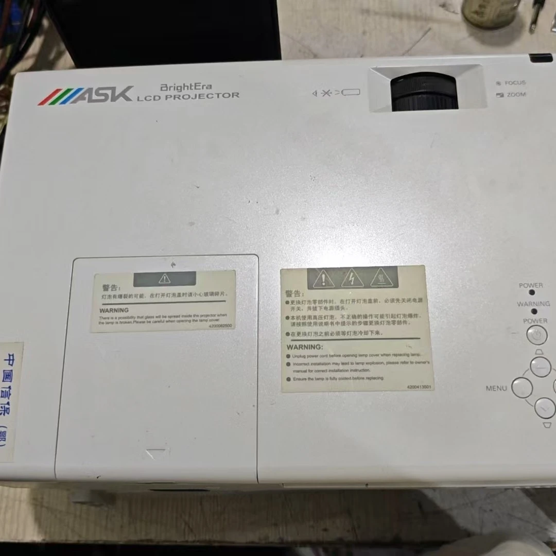 8新  投影机一台，不包邮费