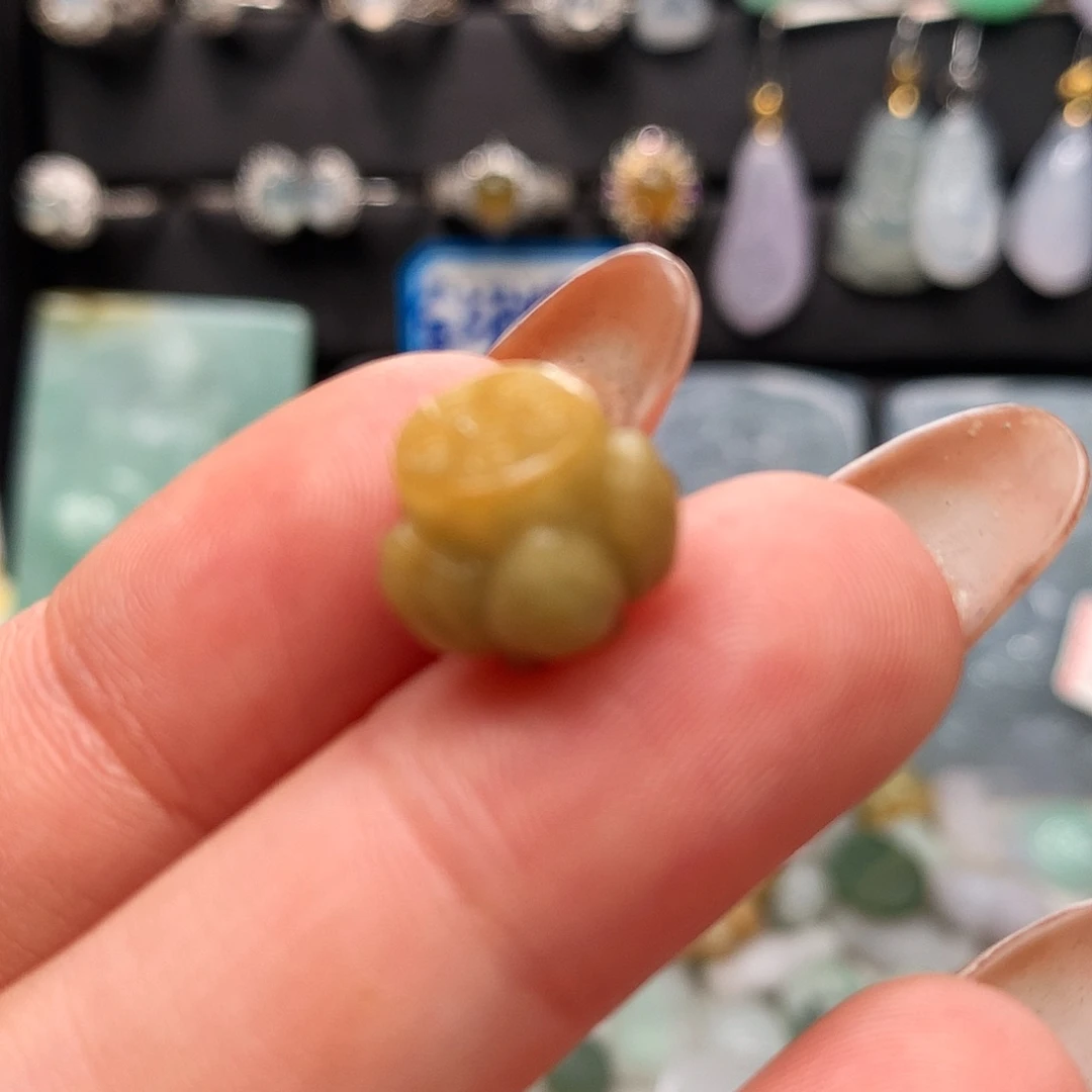 翡翠未镶嵌颈饰莲花
