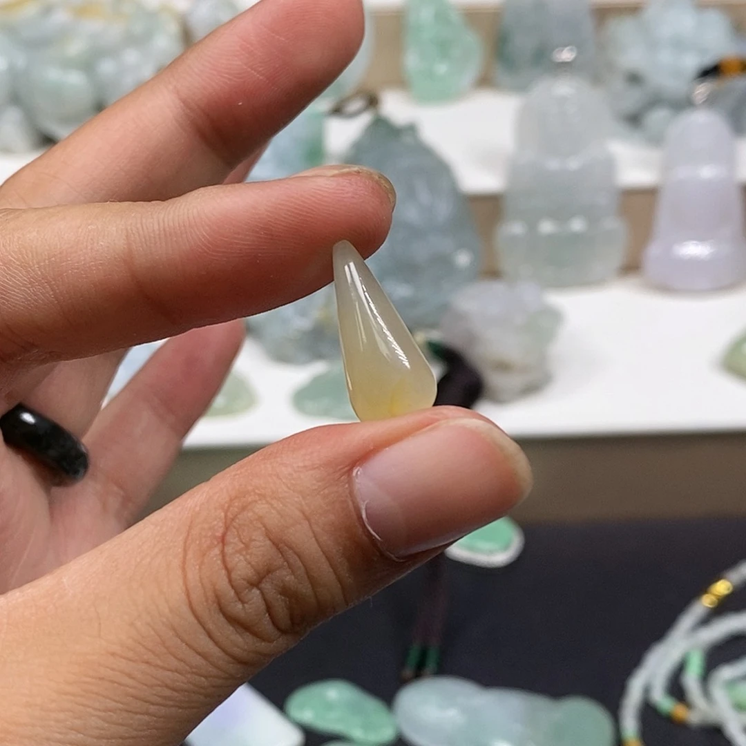 翡翠未镶嵌颈饰姿****a翡翠