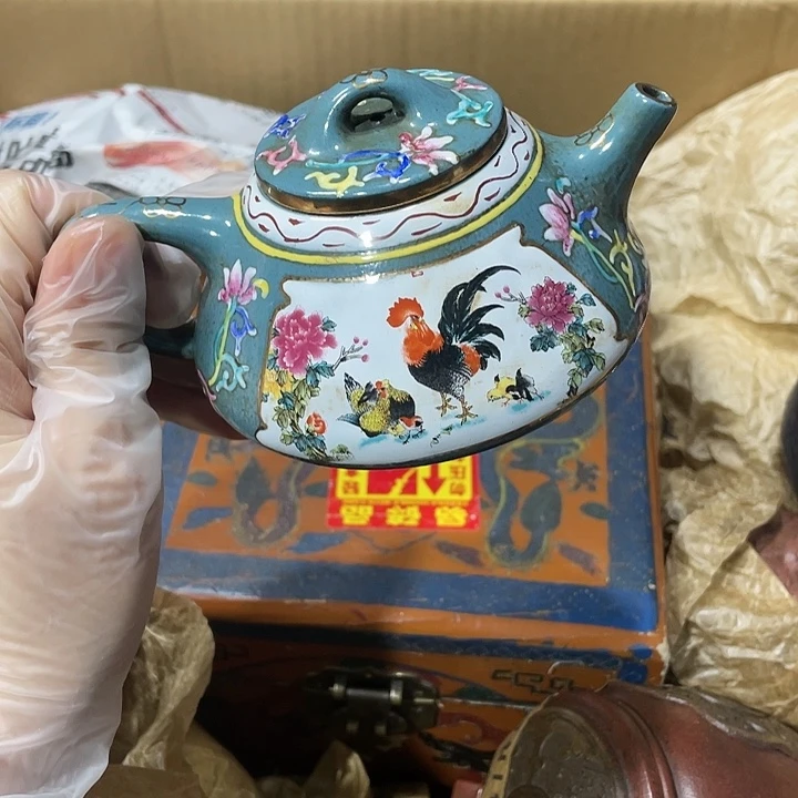 紫砂茶壶矿泥料，纯手工制作的一把紫砂壶。