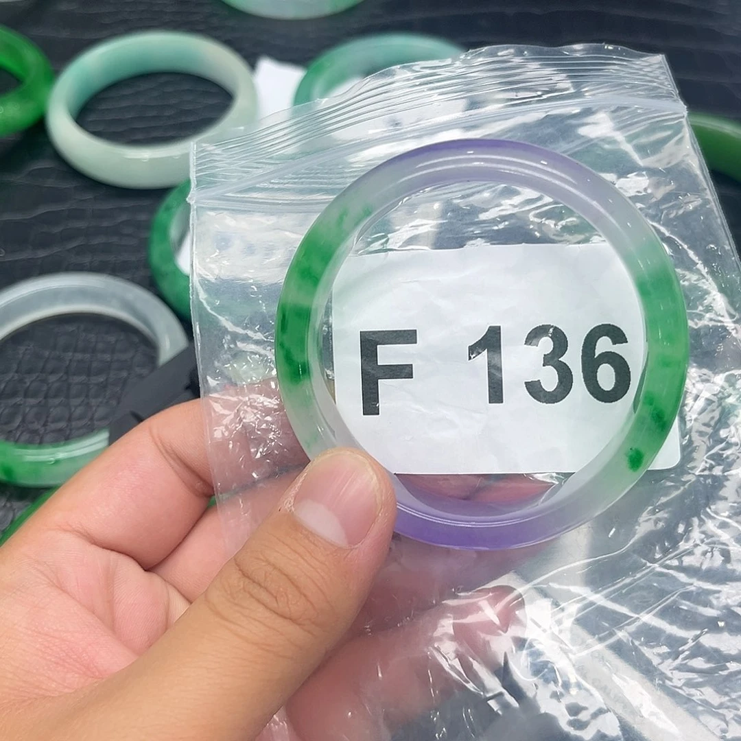 翡翠手镯未镶嵌默认瑕疵