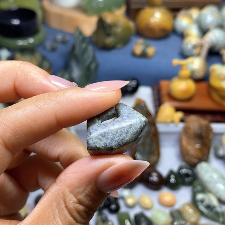 未镶嵌岫岩河磨玉（透闪石质玉）挂件