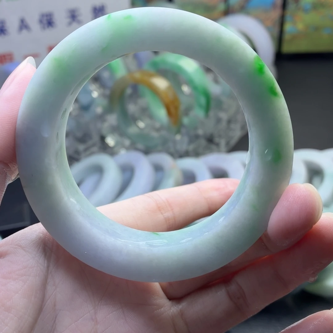 定制翡翠未镶嵌手镯春彩带阳绿，还是冰阳绿