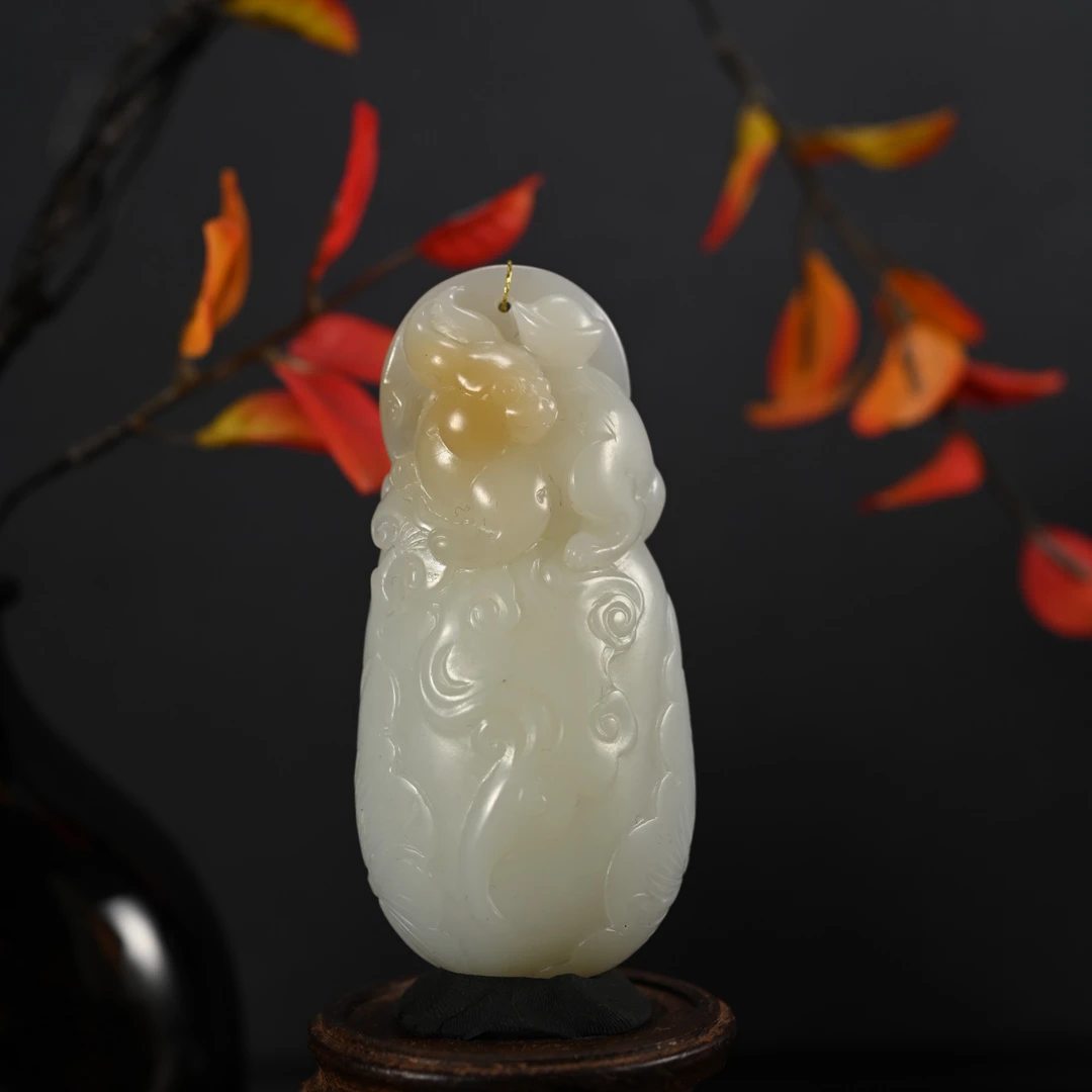 LOT8831 2512270180和田玉且末糖瑞兽挂件/保利