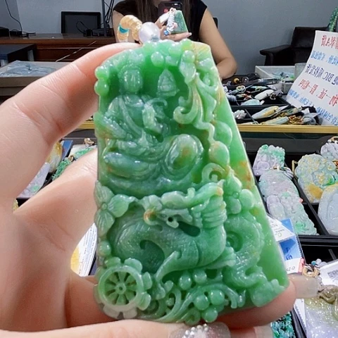 翡翠未镶嵌颈饰一个