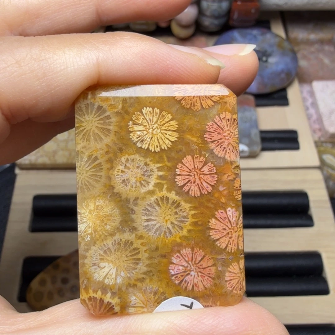 M***欲硅化玉未镶嵌红黄花，有点纹