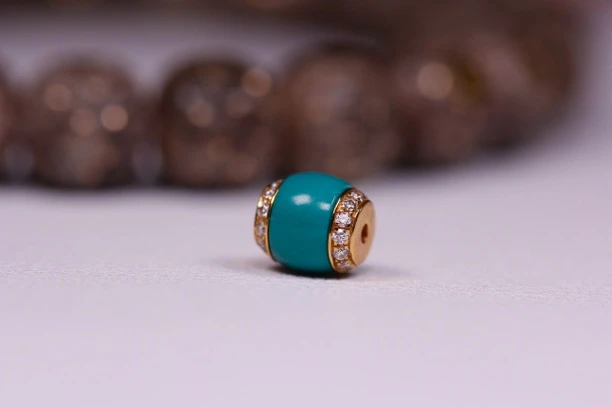 绿松石夹心汉堡珠配饰，18k金镶嵌，尺寸6.7×7.2mm