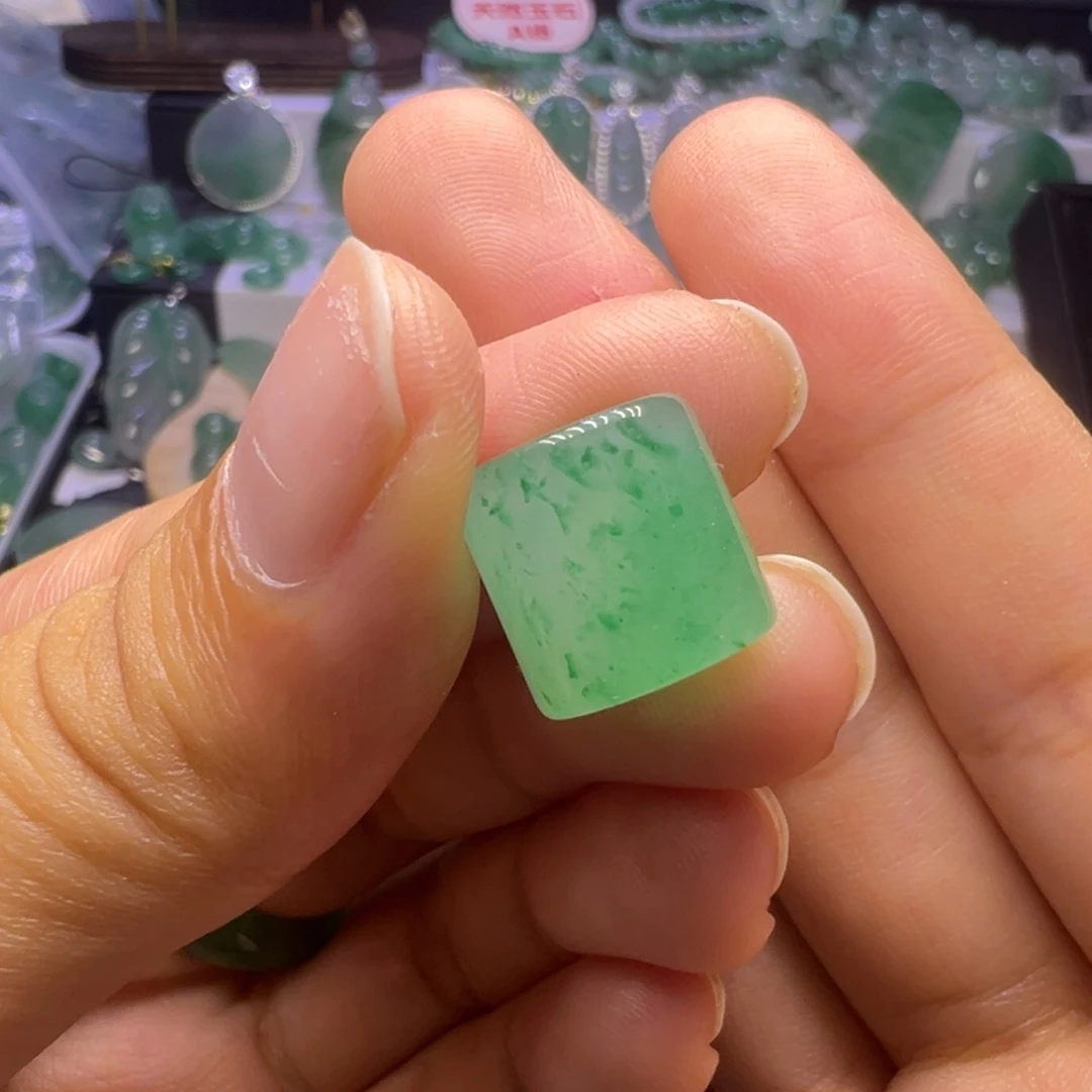 石英质玉未镶嵌颈饰