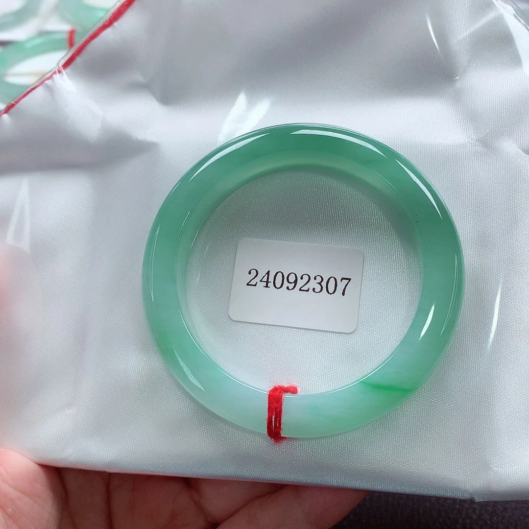 翡翠手镯未镶嵌天然A货翡翠手镯