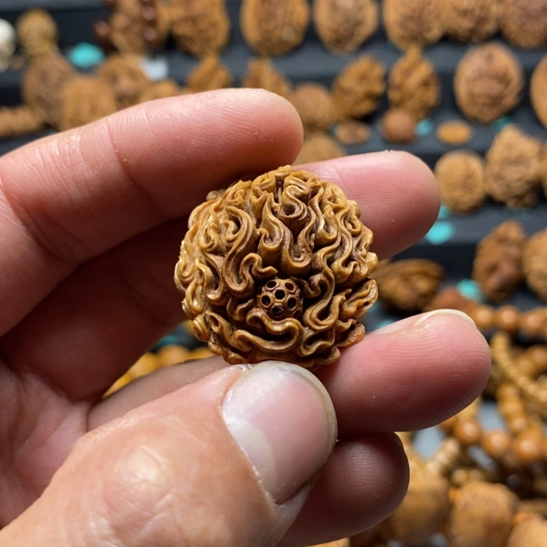 羽***同唐诗滚绣球桃核雕刻