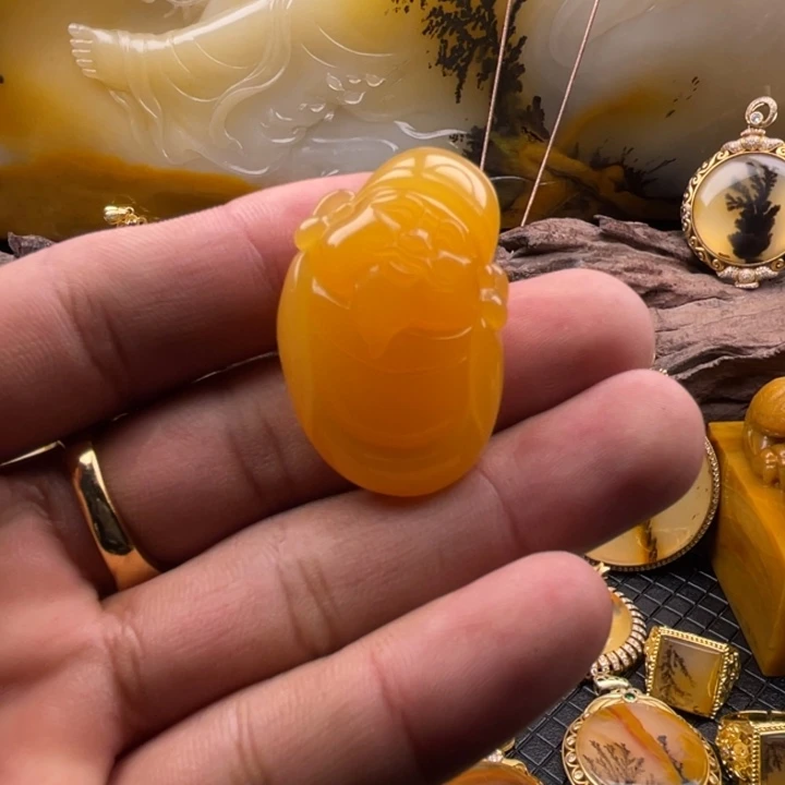 石英质玉（黄龙玉）挂件合金