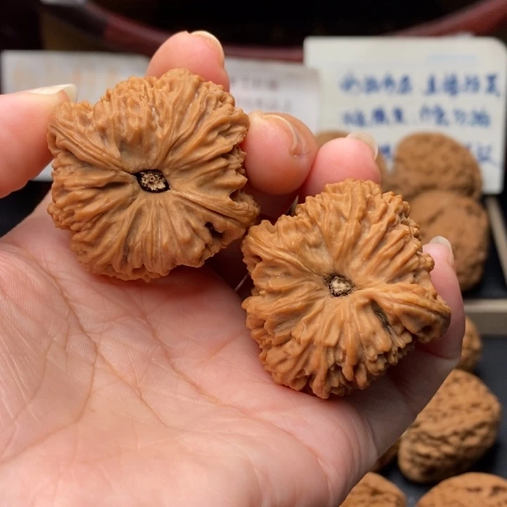 文玩核桃吊坠苏****心拉丝凹底炮弹39.5尺0464