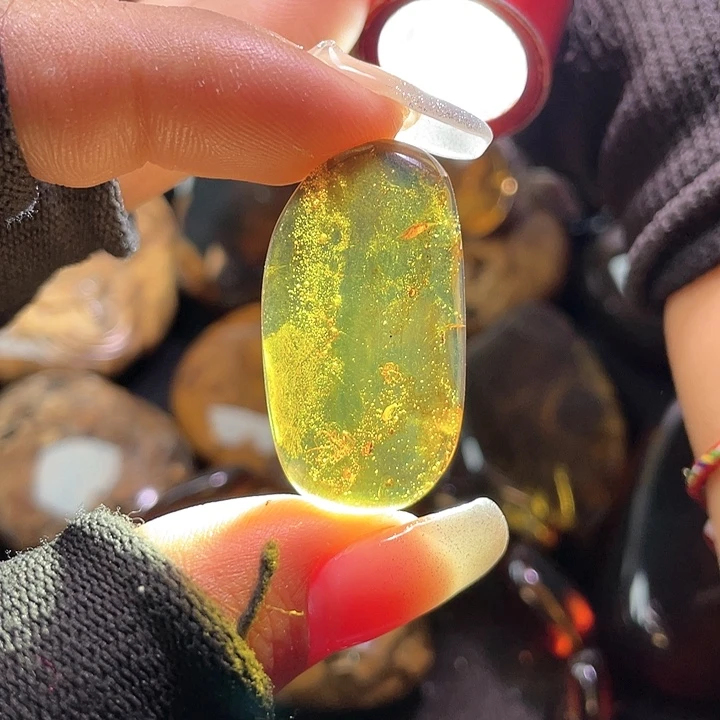 琥珀裸石未镶嵌？