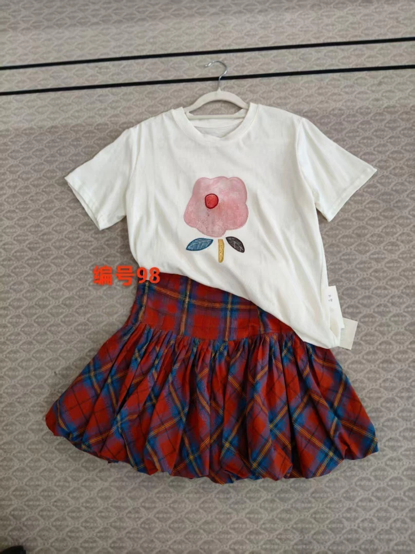 韩系净色气质磨毛百搭印花上衣+红色格子高腰蓬蓬裙花苞裙套装