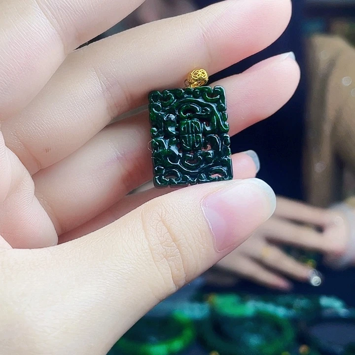 翡翠18K金镶嵌颈饰多样性