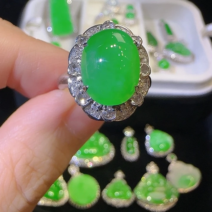 翡翠戒指18K金镶嵌翡翠戒指