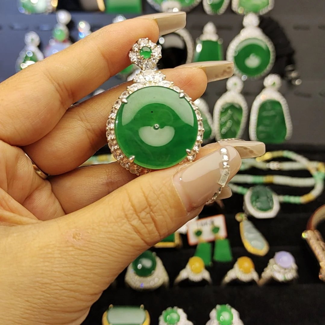 翡翠颈饰未镶嵌22255553333