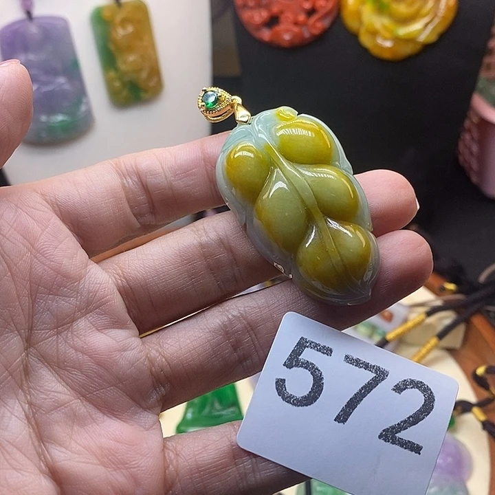 翡翠未镶嵌吊坠(赠链)