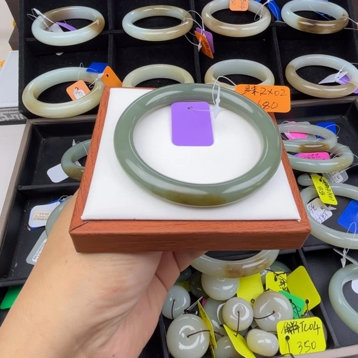 未镶嵌手镯和田玉七月