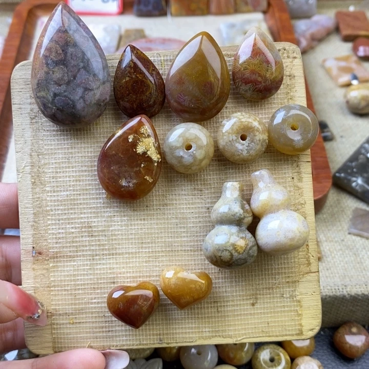 石英岩玉合金颈饰