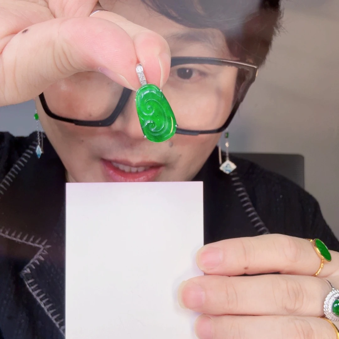 翡翠未镶嵌颈饰一件