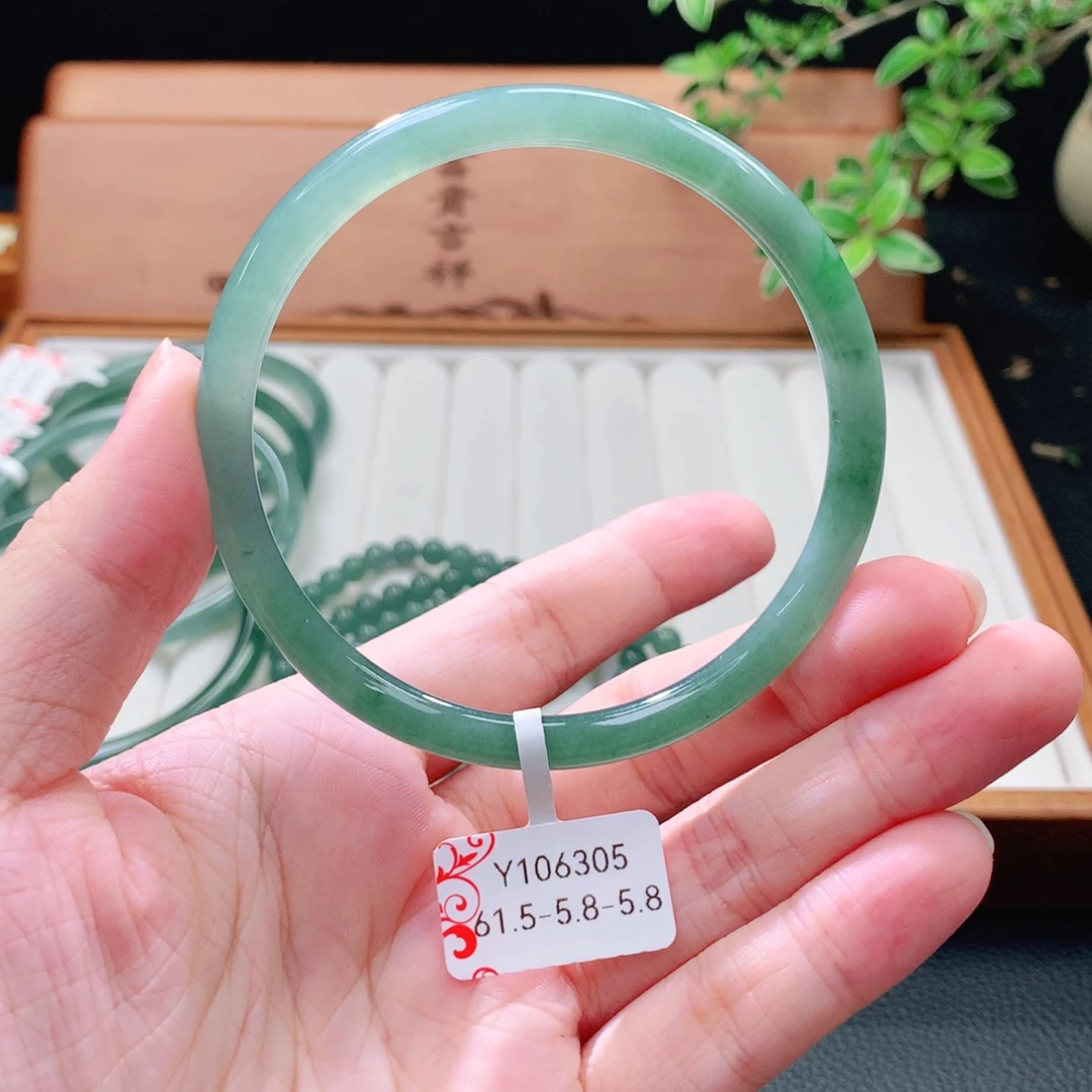 未镶嵌手镯（圆镯）翡翠