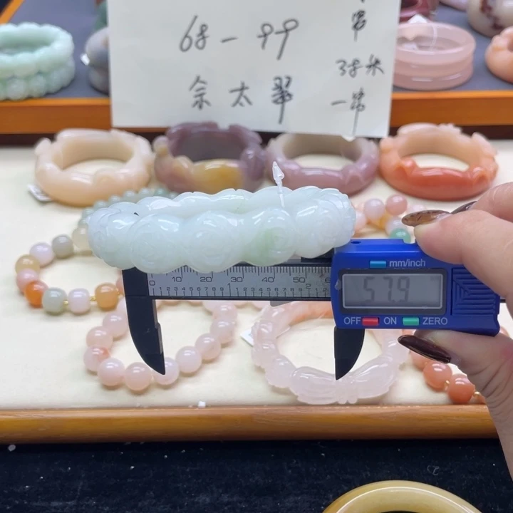 未镶嵌石英岩玉珠宝奇石