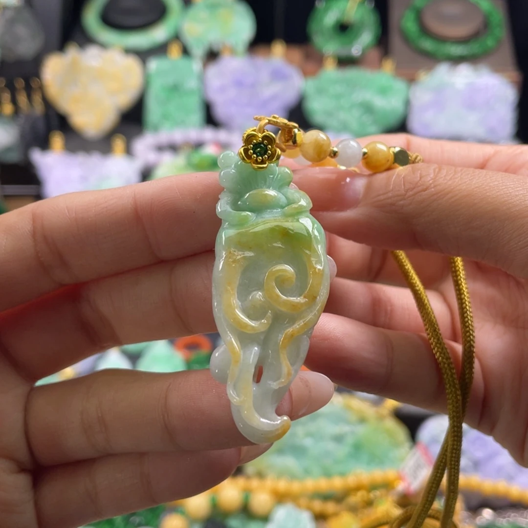 翡翠未镶嵌颈饰待编织