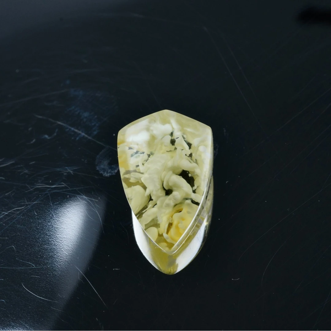 金白溶洞蛋花汤盾牌背云背面有气孔尺寸宽9长13.4厚5.5mm琥珀蜜蜡