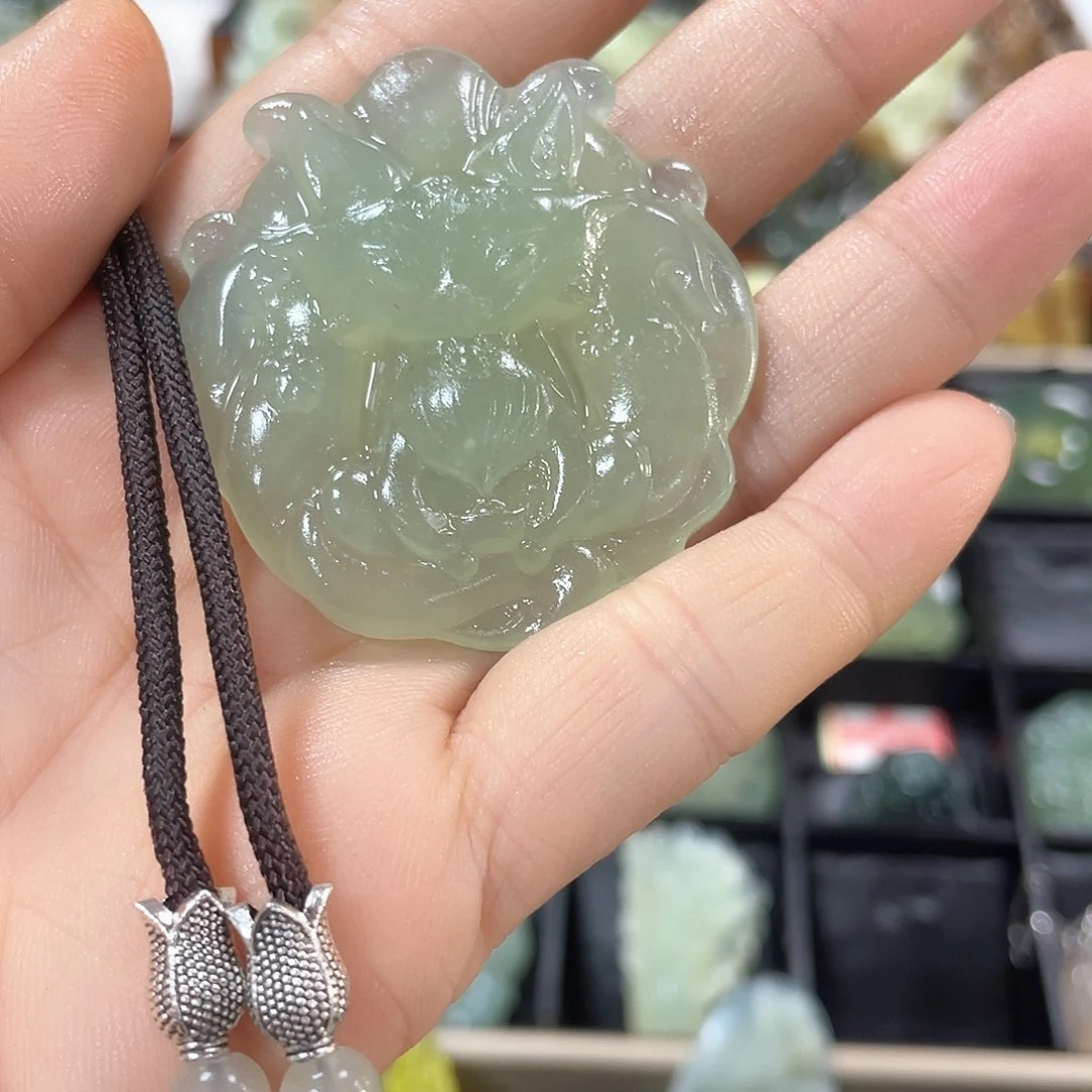 蛇纹石玉颈饰合金