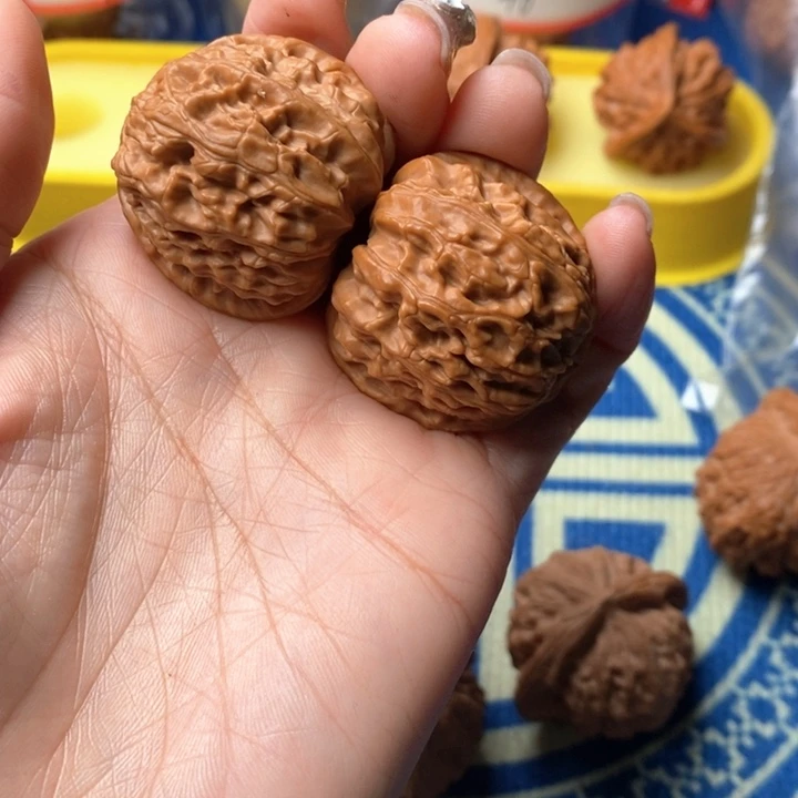 超***9桃核吊坠白狮子核桃