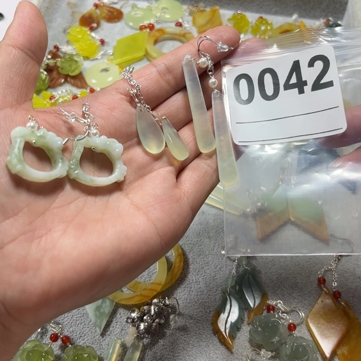 张***体蛇纹石玉合金耳饰