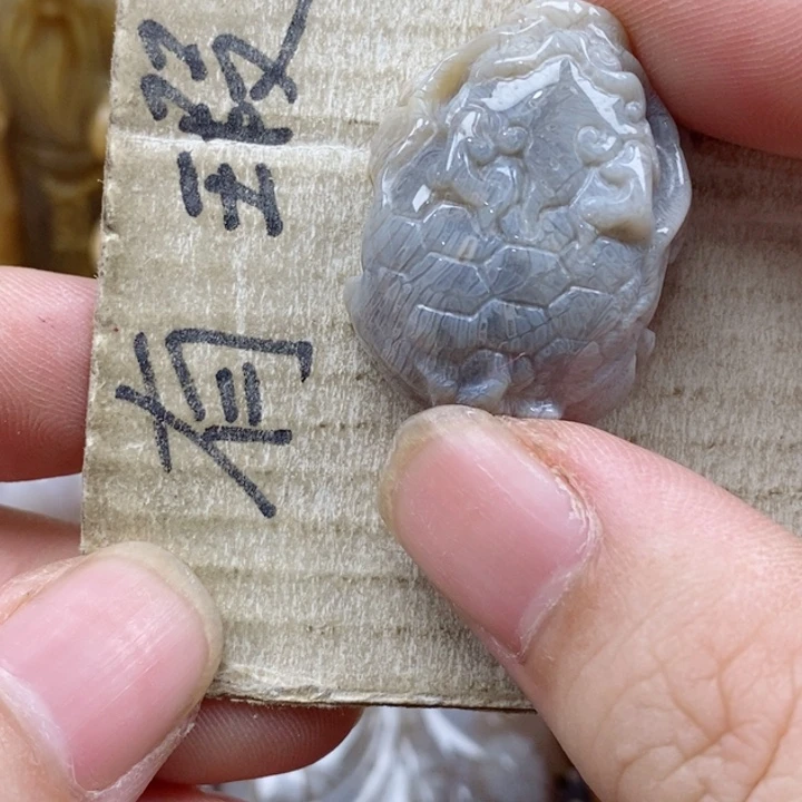 颈饰未镶嵌硅化珊瑚（珊瑚玉）锦****玉小