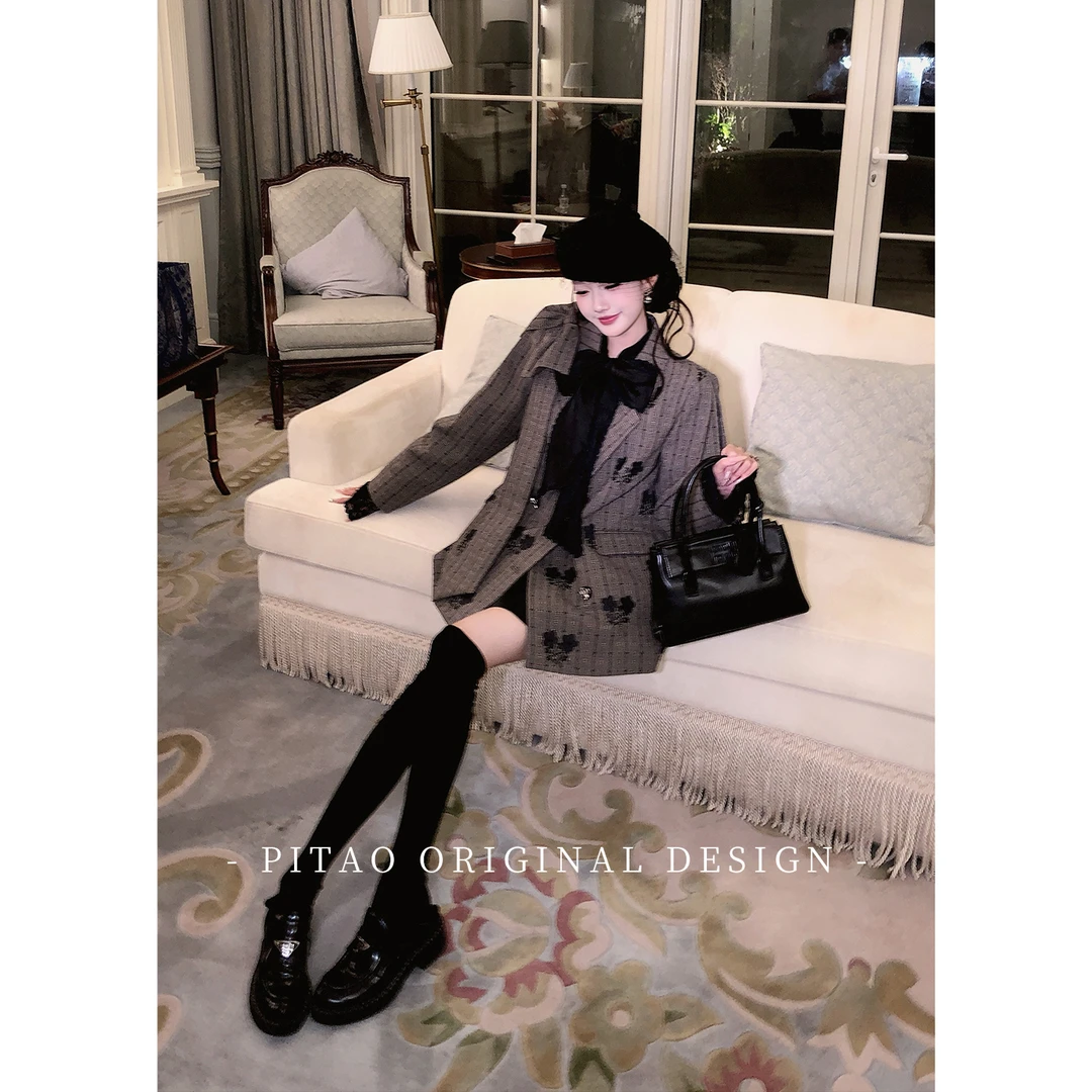 杜屁屁桃PITAO 原创【巴黎艺术生】蝴蝶结刺绣洋气复古西装款羽绒服