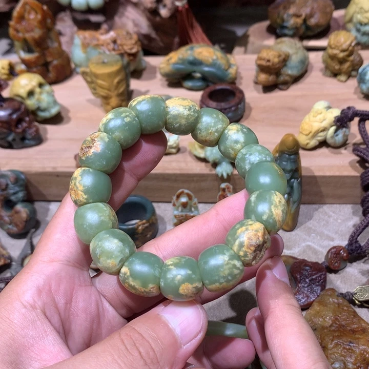 未镶嵌岫岩河磨玉（透闪石质玉）把件好*情