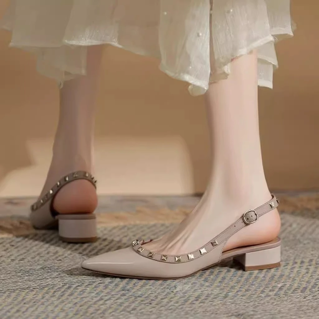 2025年尖头平底鞋漆皮低跟裸色高跟鞋侧空凉鞋女铆钉包头后空单鞋