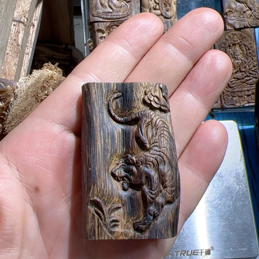 沉香吊坠白棋虎牌11.3克