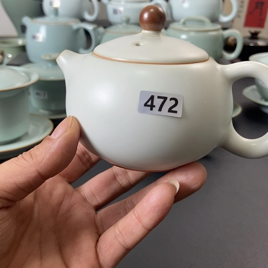 心****微瑕月白釉西施壶