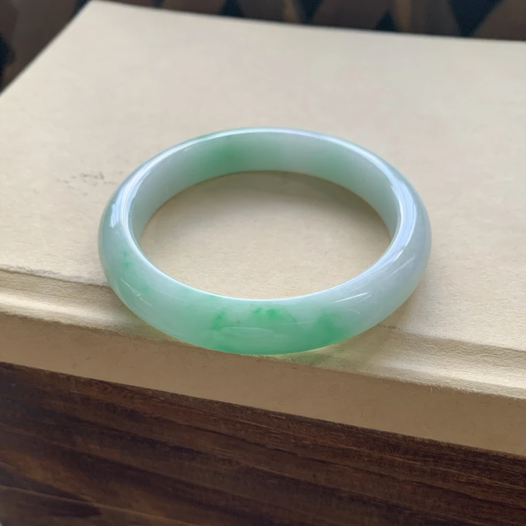 冰润高糯化阳绿手镯，天然缅A翡翠圈口56.8-11.3-8，小纹！