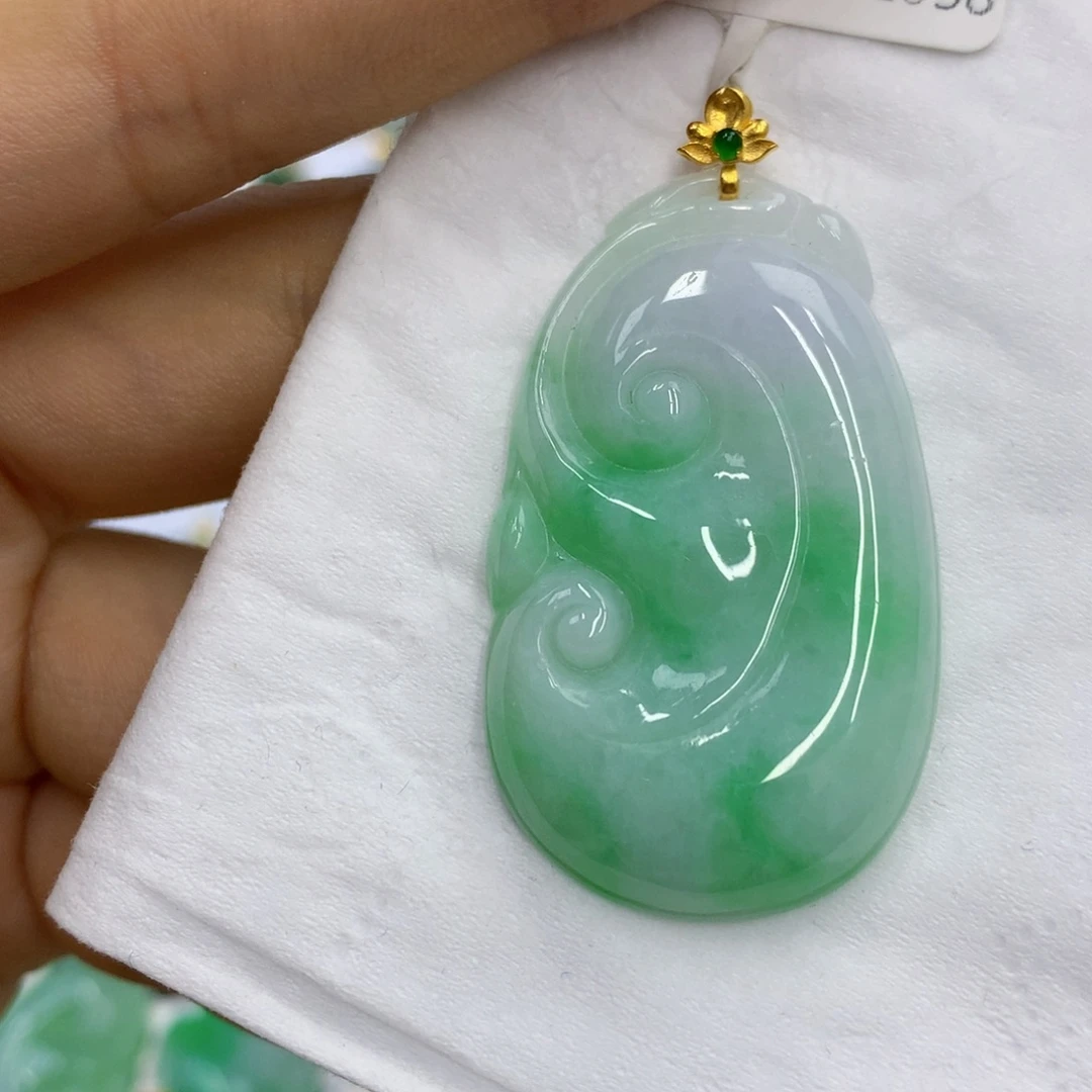 翡翠18K金镶嵌颈饰翡翠