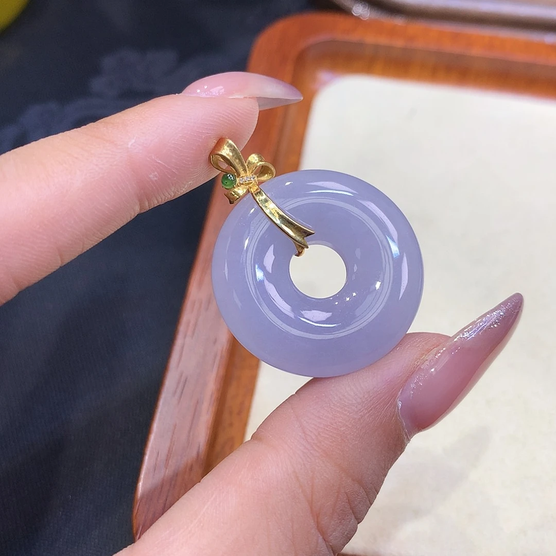 18K金镶嵌挂件翡翠