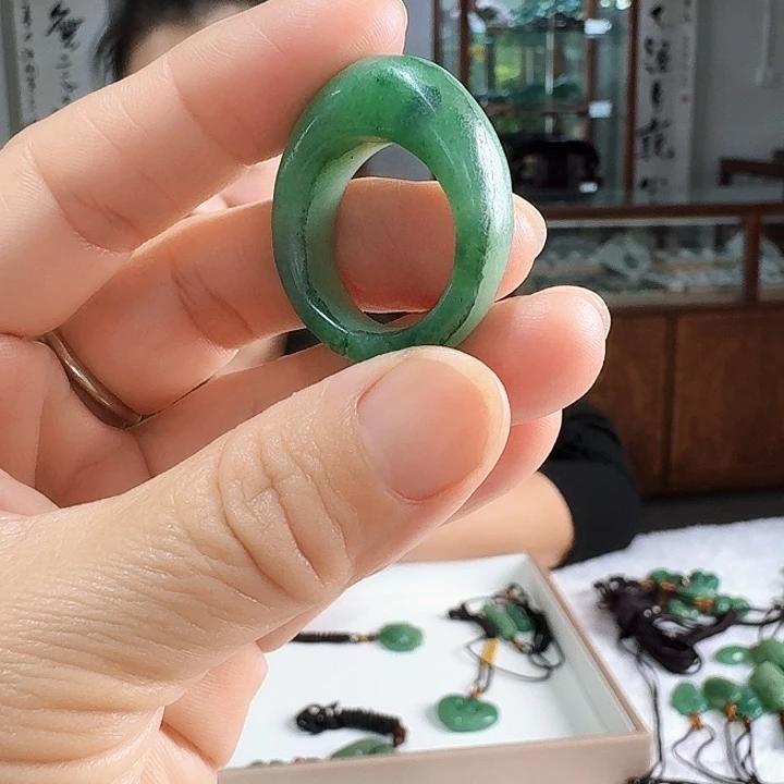 颈饰未镶嵌密玉（石英质玉）
