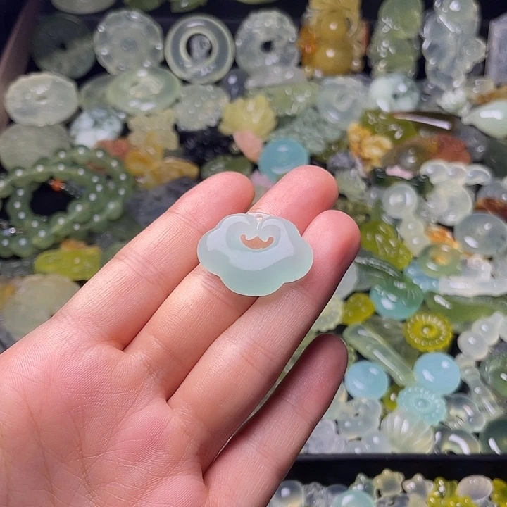 蛇纹石玉合金颈饰祥云