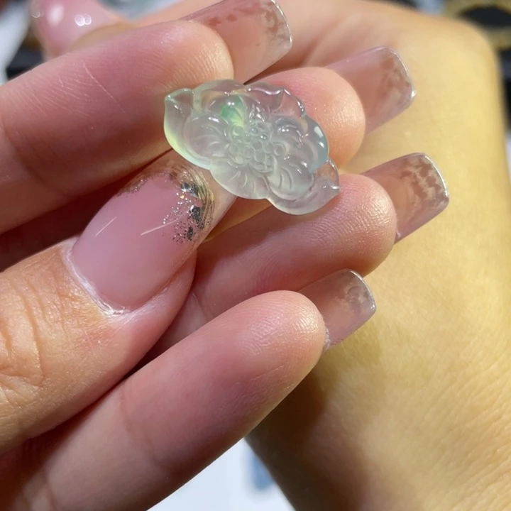 翡翠未镶嵌颈饰莲花