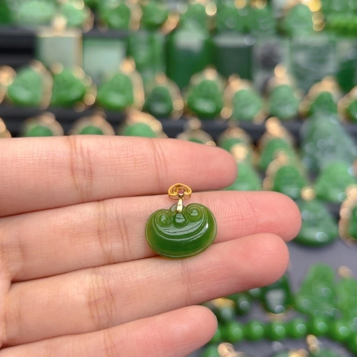 颈饰18K金镶嵌和田玉（碧玉）