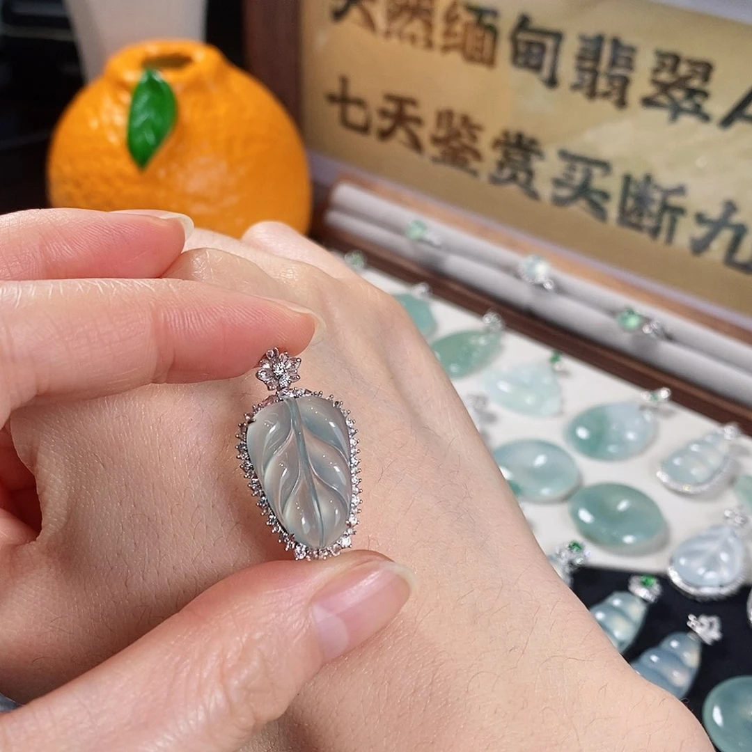 翡翠18K金镶嵌颈饰天然缅甸翡翠吊坠叶子