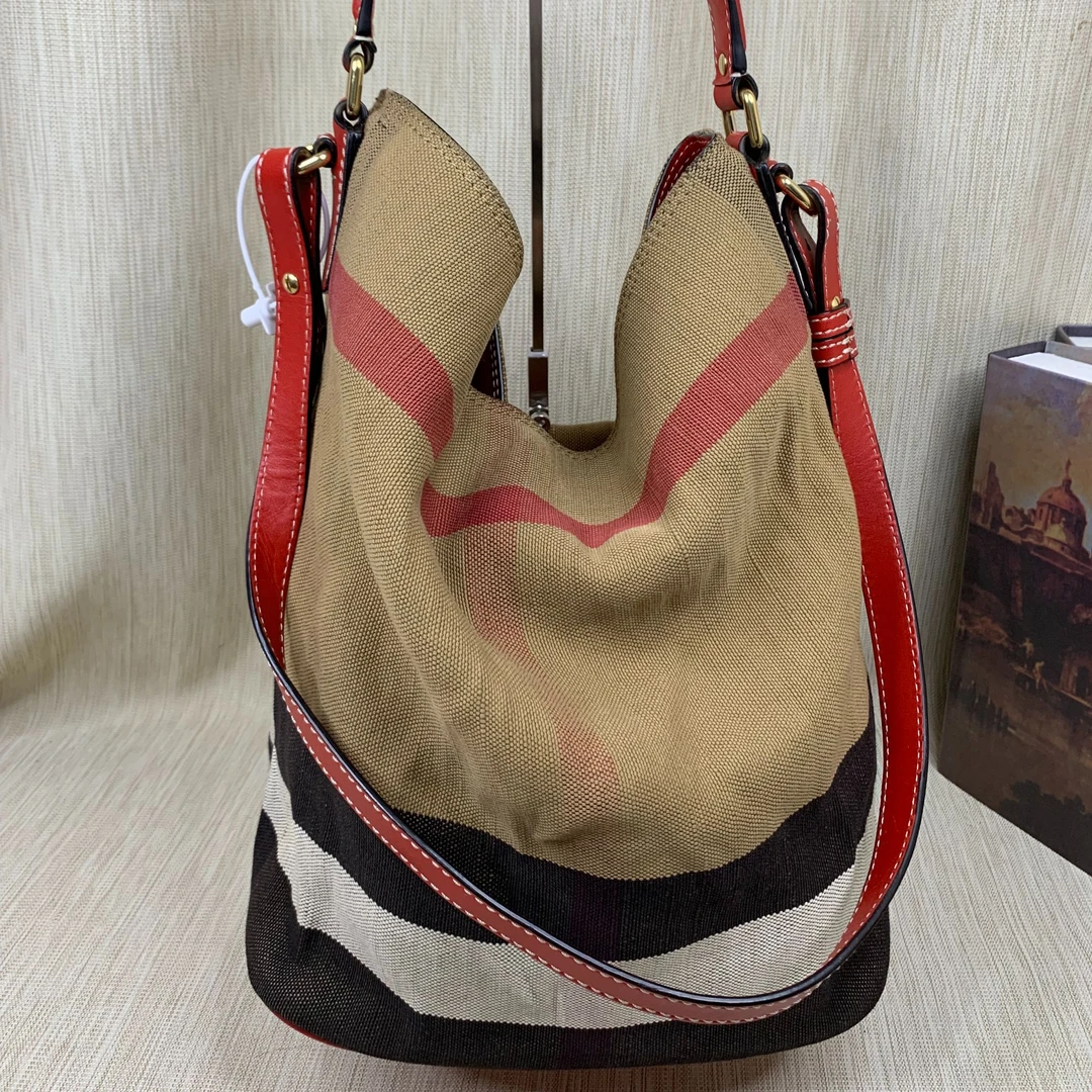 95新 BURBERRY/博柏利 格纹水桶包/EE09622015/2015